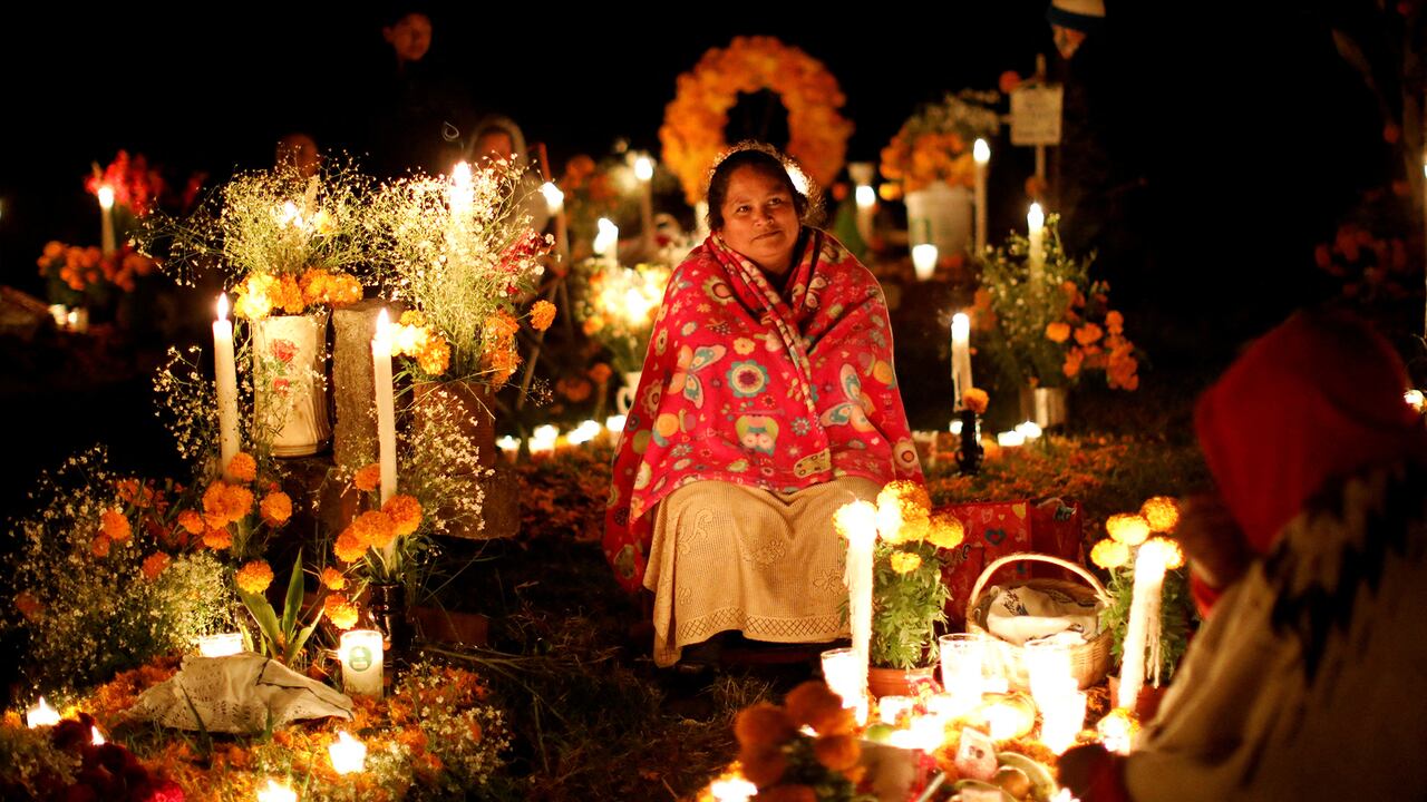 En imágenes : Familias mexicanas se reúnen en cementerios para celebrar el Día de Muertos