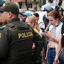 Familiares escuchan a un oficial de policía leyendo una lista de reclusos sobrevivientes después de un incendio fatal en una cárcel en Tulua, Colombia, el martes 28 de junio de 2022. Las autoridades dicen que al menos 49 personas murieron después de que estalló el incendio durante lo que parecía ser un intento de disturbio la madrugada del martes. (Foto AP/Juan José Horta)
