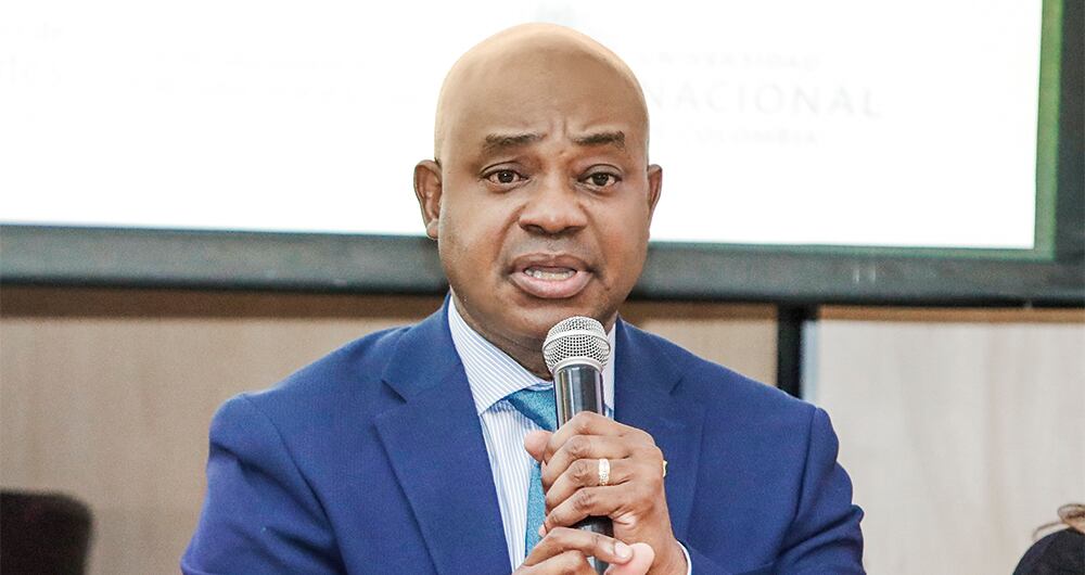 Luis Gilberto Murillo, también aspirante a la vicepresidencia, confesó que siempre debe estar de saco y corbata para que la Policía no le pida papeles.