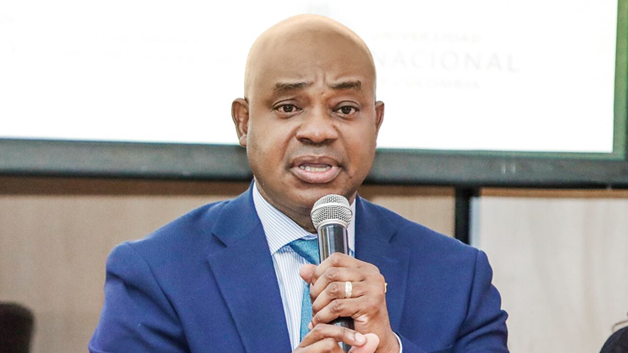 Luis Gilberto Murillo, también aspirante a la vicepresidencia, confesó que siempre debe estar de saco y corbata para que la Policía no le pida papeles.