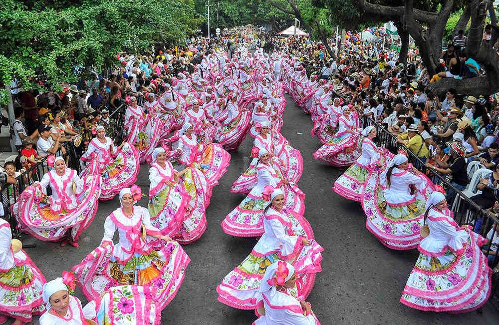 Con un desfile multicolor y desbordante de alegría, en el que las principales protagonistas fueron las tradicionales piloneras, se dio inicio —el jueves 27 de abril— al quincuagésimo festival de la Leyenda Vallenata en Valledupar.  Foto: Carlos Julio Martínez/ Enviado