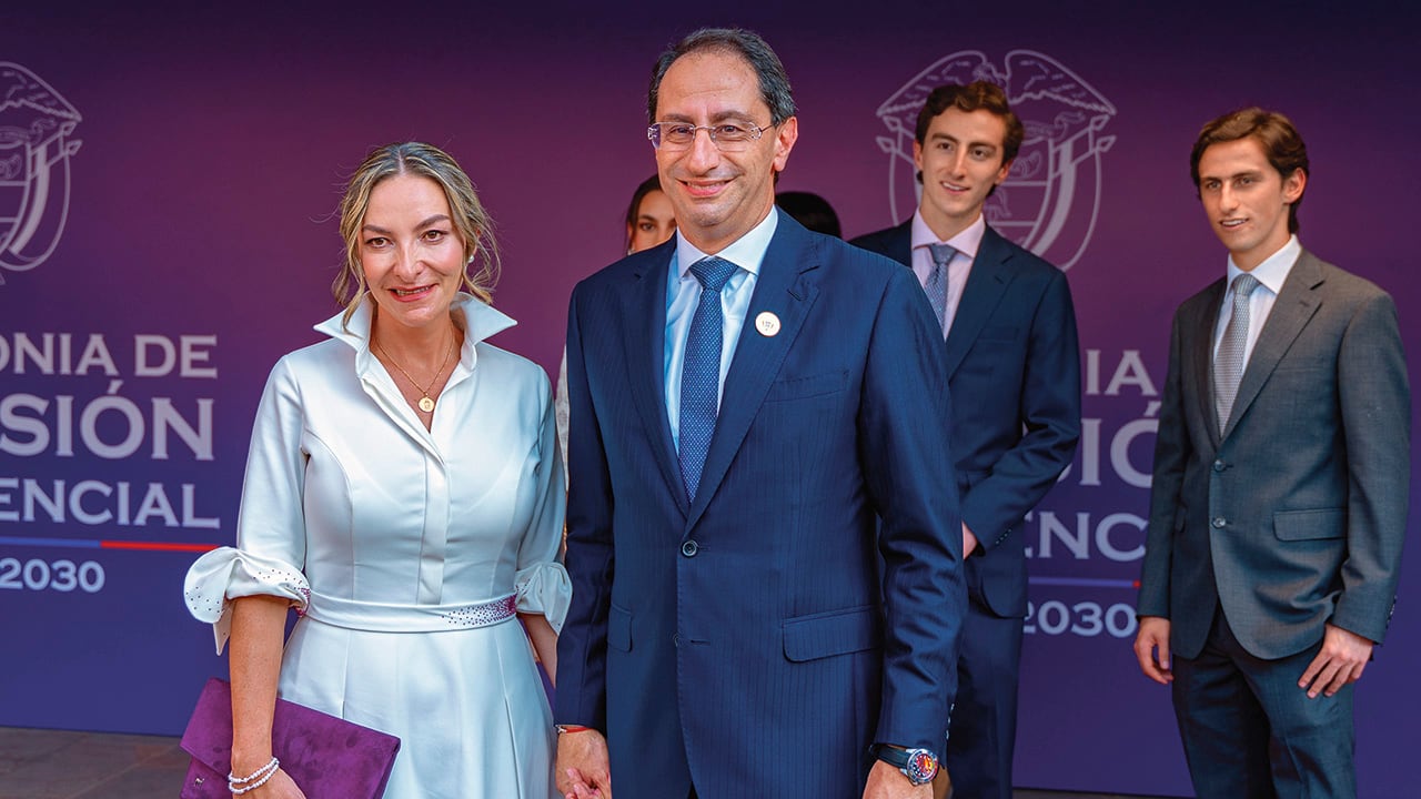 José Manuel Restrepo, su esposa, Tatiana Céspedes, y sus hijos.