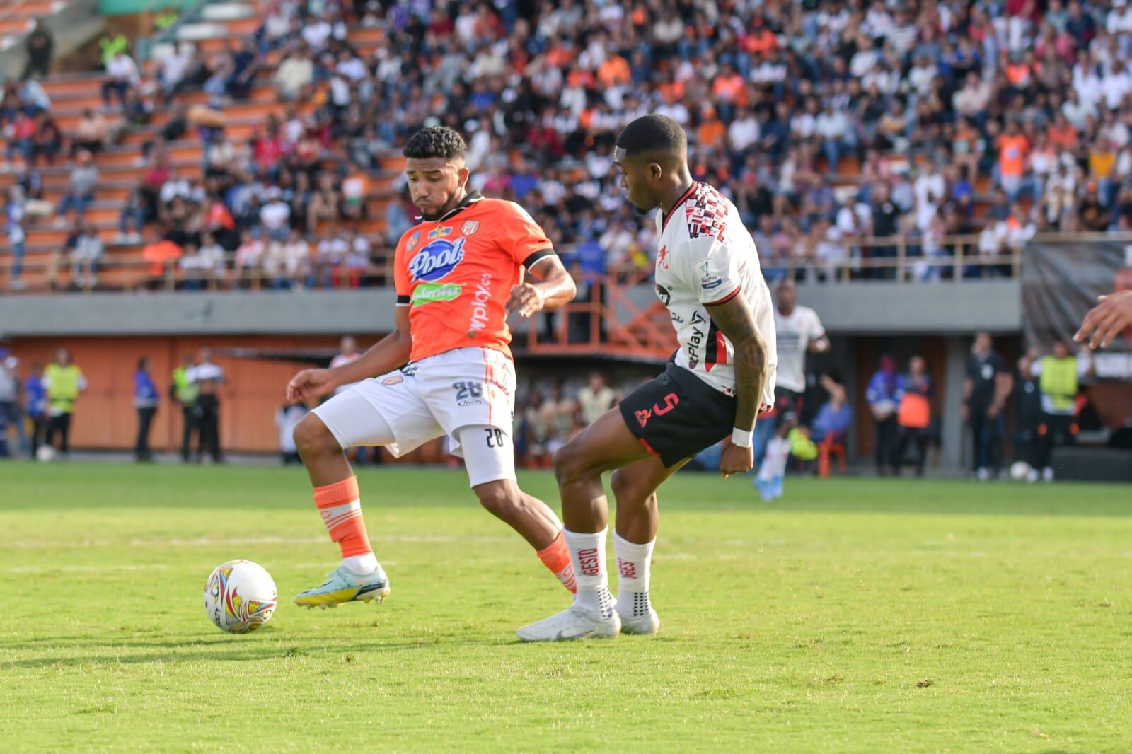 Acción de juego entre el Envigado y América de Cali, en el partido aplazado de la fecha seis de la Liga Betplay II-2023.