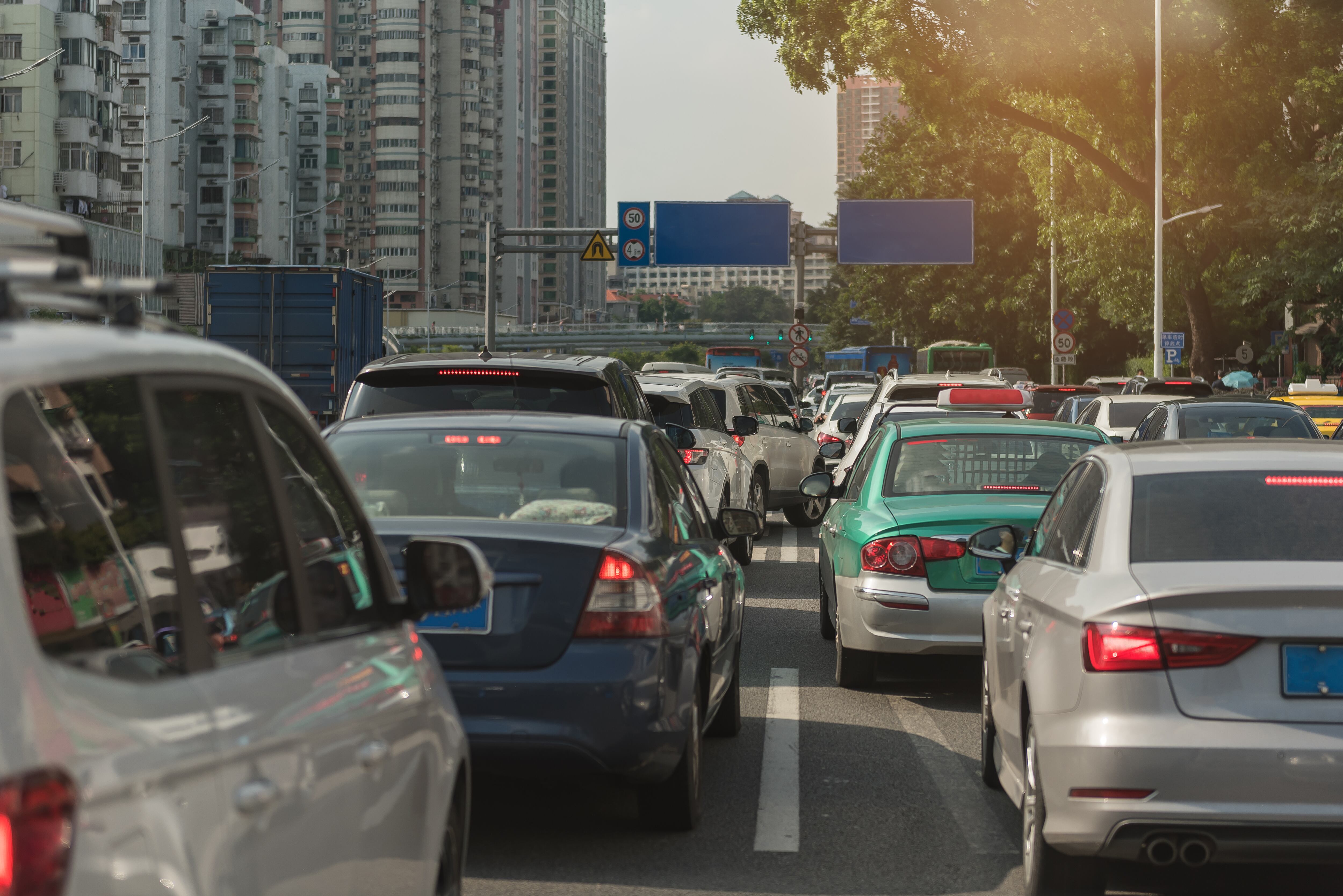 La jornada laboral comienza en el momento en que el trabajador está disponible para cumplir con sus funciones en el lugar de trabajo designado por el empleador.