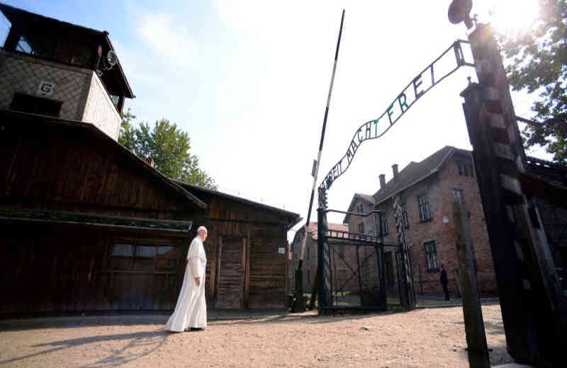 El papa en Auschwitz. En una visita para rendir homenaje a los más de 1 millón de víctimas –en su mayoría judíos– que perdieron la vida a manos de los nazis, el papa Francisco visitó Auschwitz el 29 de julio, el antiguo campo de concentración en Polonia. La imagen de su blanca figura atravesando la entrada del campo bajo la inscripción en hierro forjado “Arbeit macht frei” (El trabajo os hace libres) quedó en el recuerdo.