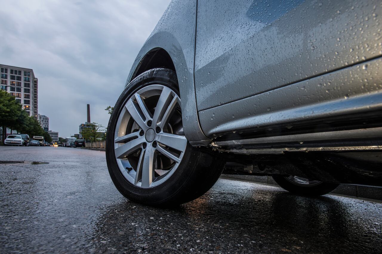 Carro de enseñanza arrolla a motociclista que termina muerta en Bogotá