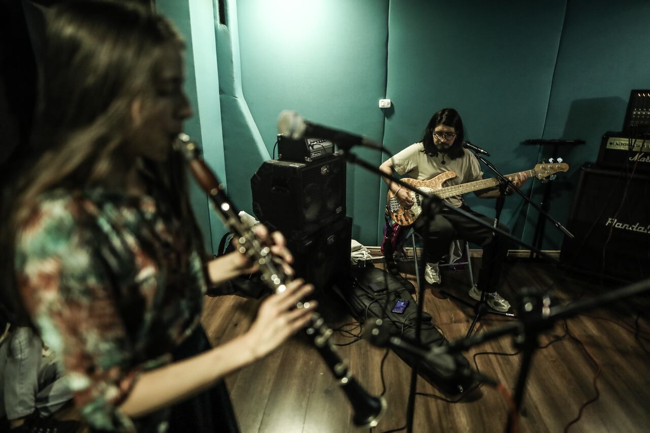 Postales de un ensayo de BUHA 2030, un día de marzo, mientras preparan su concierto en el Festival Estéreo Picnic...