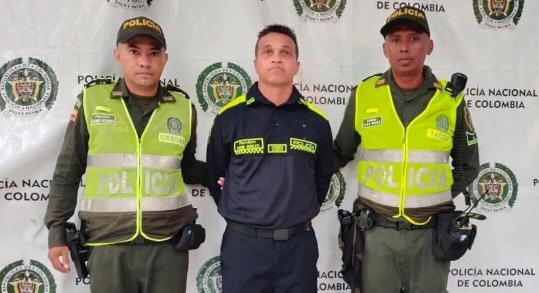 El falso policía usaba algunas prendas parecidas a las de la institución