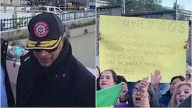 Gustavo Petro y pancarta sobre la crisis en el sistema de salud.