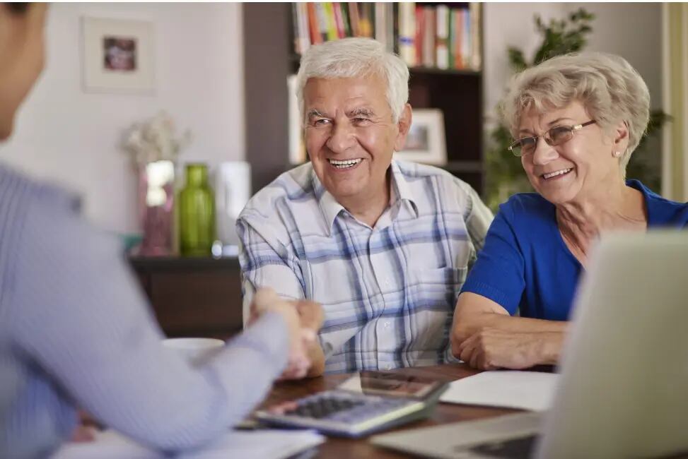 La economía plateada es un entorno en el que los mayores de 60 años interactúan y prosperan en el lugar de trabajo, participan en empresas innovadoras, ayudan a impulsar el mercado como consumidores y llevan una vida saludable, activa y productiva.
