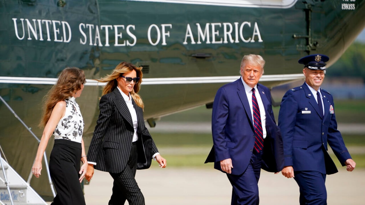 El presidente, Donald Trump, y la primera dama, Melania Trump, caminan para abordar el avión Air Force One que los llevó a Cleveland, Ohio.