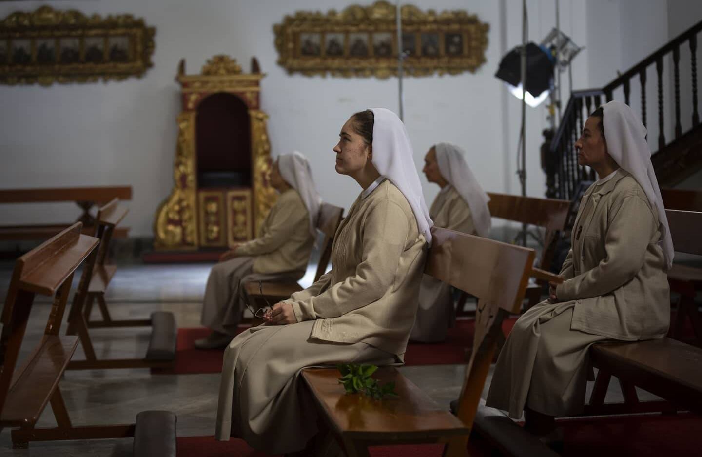 Las únicas que presenciaron la homilia en la Catedral Primada de Bogotá fueron estas religiosas que se ubicaron a prudente distancia entre ellas. 