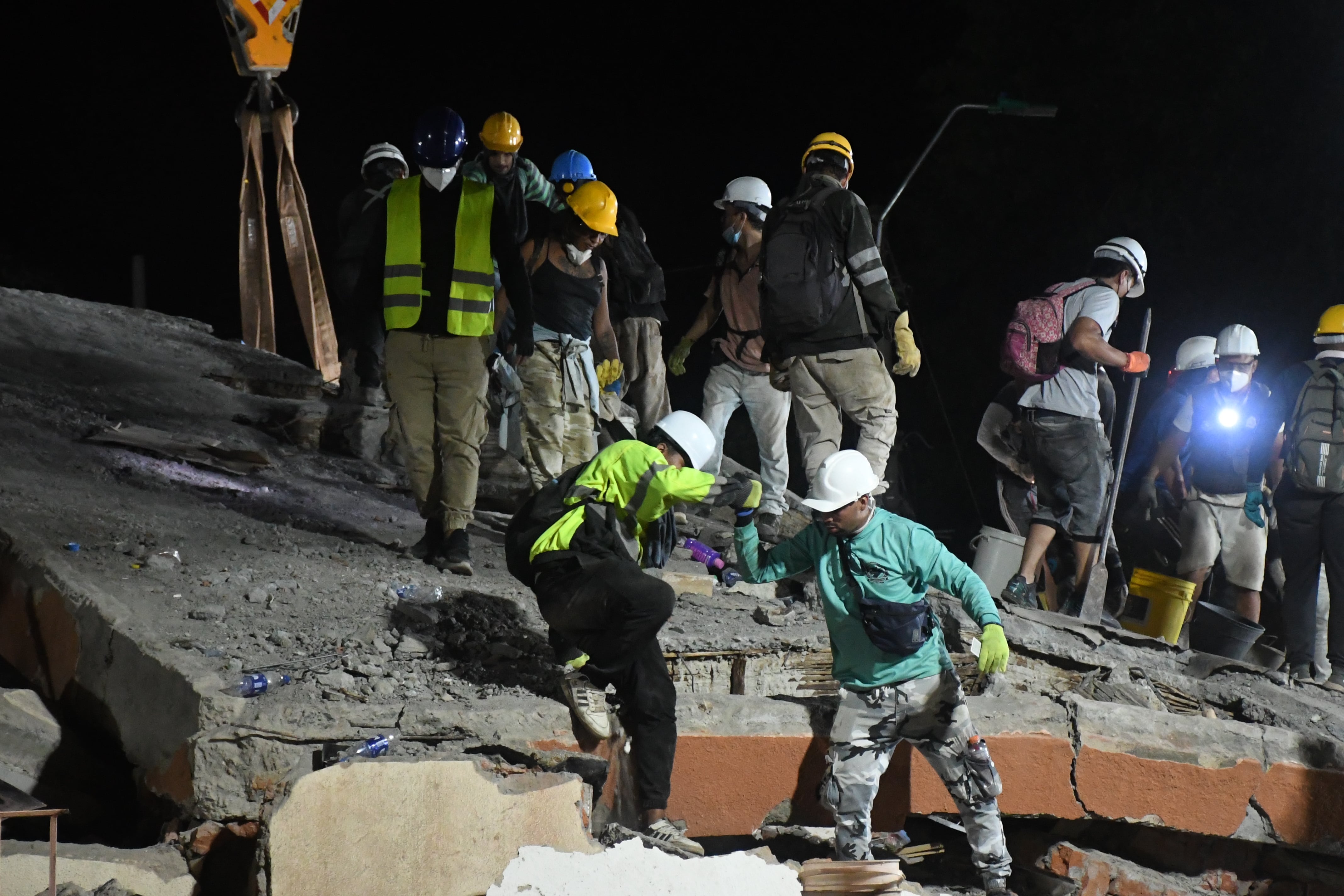 Cali: Luego de 72 horas del terremoto que afectó a la ciudad, el grupo de rescatistas y voluntarios continúa en su ardua labor durante día y noche, jornadas interminables con héroes invisibles que lo dan todo por rescatar con vida a los sobrevivientes