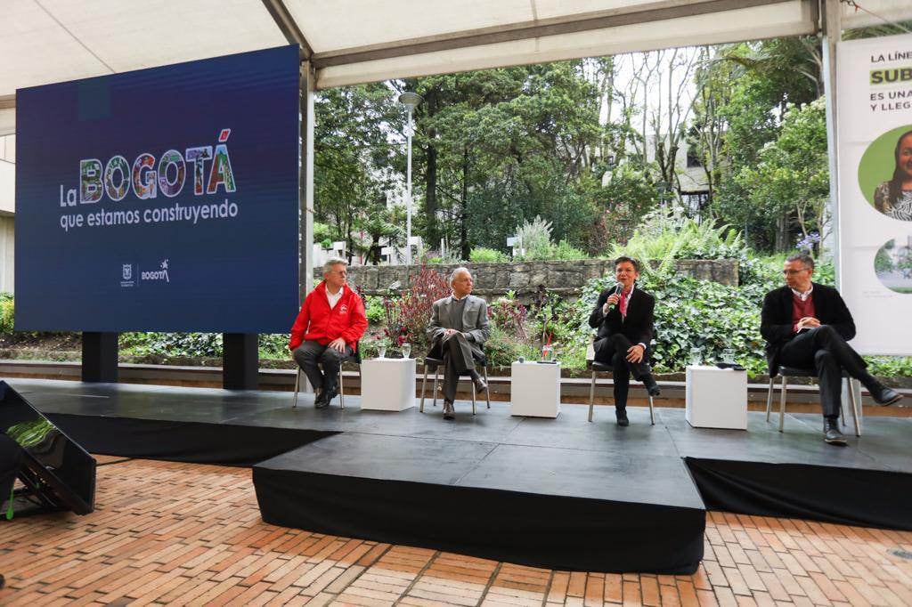 El gerente de la Empresa Metro, Leónidas Narváez; el ministro de Hacienda, Ricardo Bonilla; la alcaldesa, Claudia López; y el ministro de Transporte, William Camargo, dieron inicio al proceso de licitación.