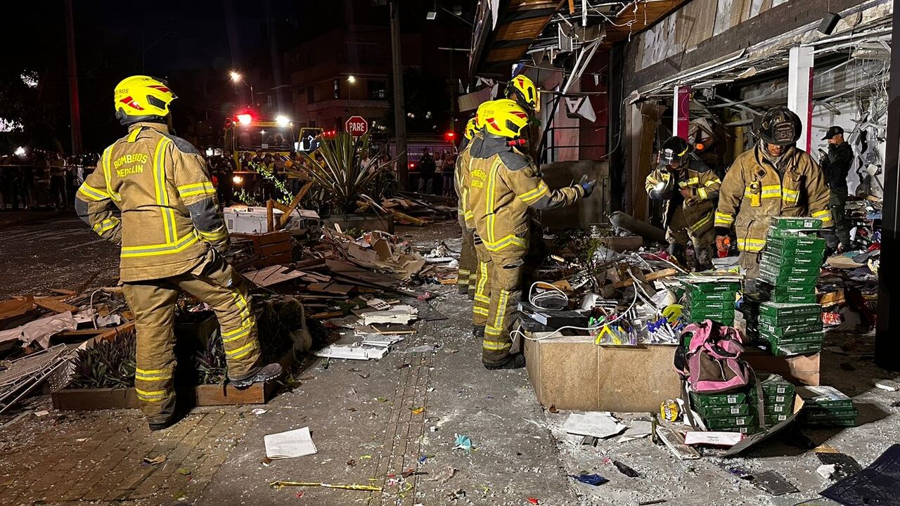 Al sitio acudieron tres máquinas del Cuerpo Oficial de Bomberos Medellín, dos móviles con 14 unidades. Además, asistieron tres ambulancias TAB y 12 APH para la atención y traslado de los heridos.