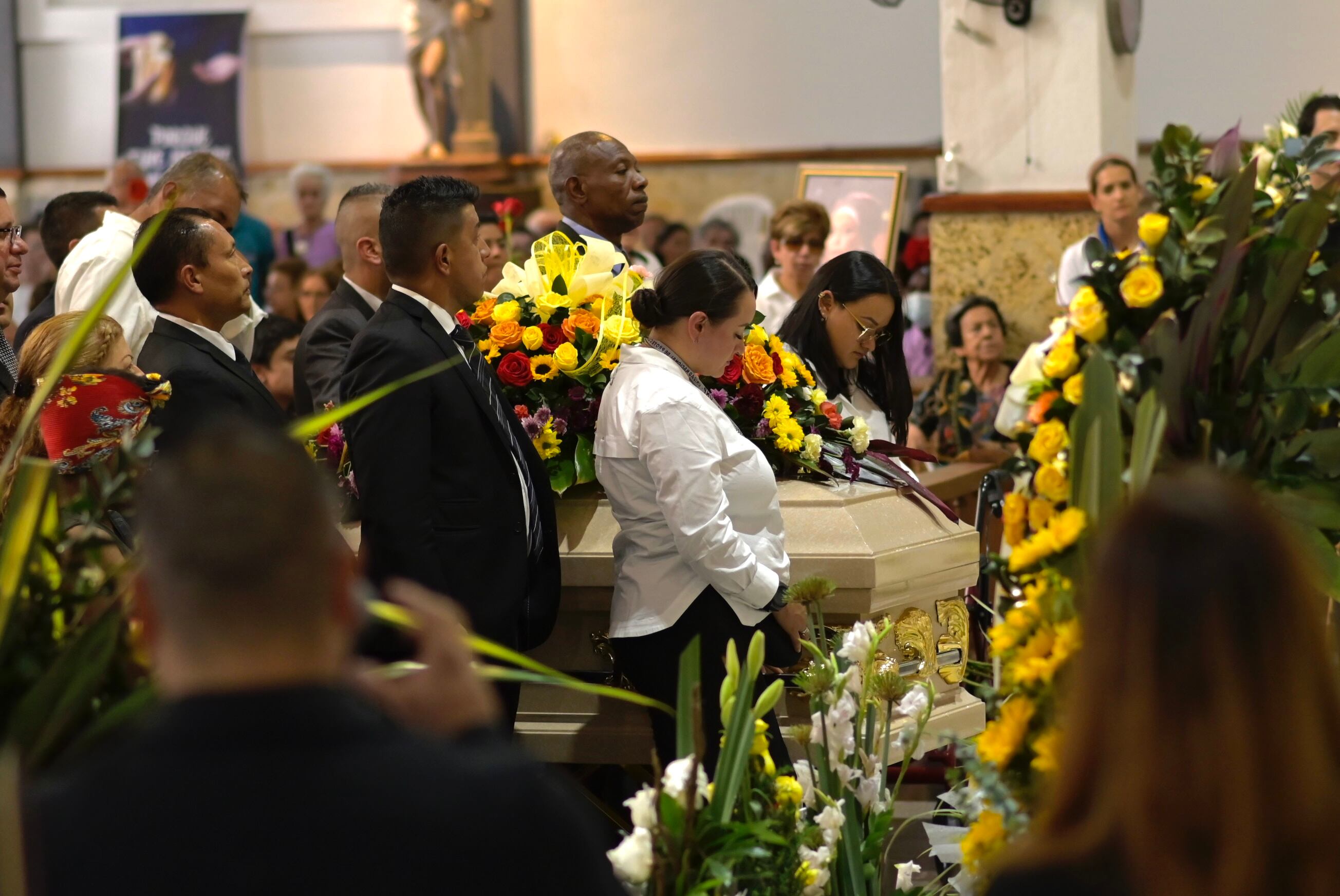 Escoltas acompañan el féretro de Piedad Córdoba