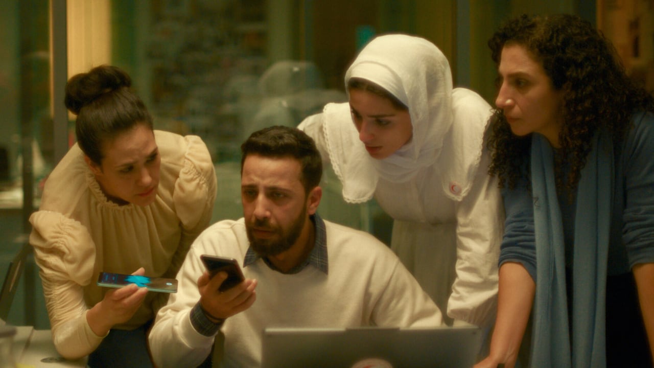 Fotograma de La voz de Hind con los trabajadores de la Media Luna Roja hablando por teléfono con Hind.