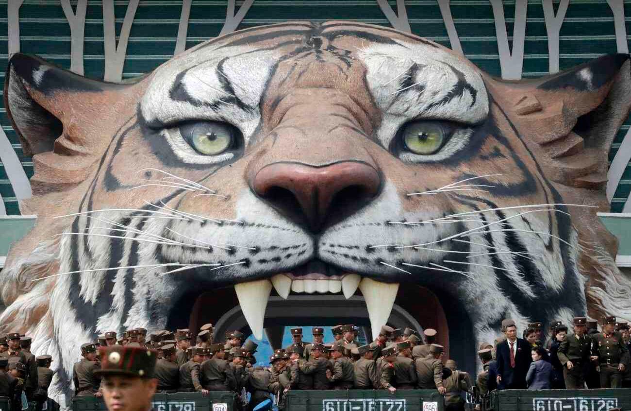 Los soldados norcoreanos salen de las espaldas de los camiones cuando llegan al zoológico central de Pyongyang, Corea del Norte, el jueves 20 de abril de 2017. (AP Photo / Wong Maye-E)  