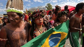 Indígenas brasileños protestan contra las políticas del presidente Jair Bolsonaro. Foto: AP