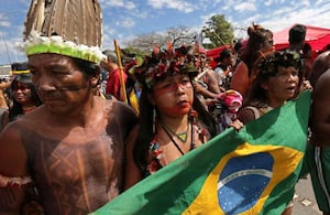 Indígenas brasileños protestan contra las políticas del presidente Jair Bolsonaro. Foto: AP