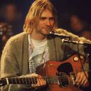 El cantante y guitarrista estadounidense Kurt Cobain (1967 - 1994), actúa con su grupo Nirvana en una grabación del programa de televisión 'MTV Unplugged', Nueva York, Nueva York, 18 de noviembre de 1993. (Foto de Frank Micelotta/Getty Images)
