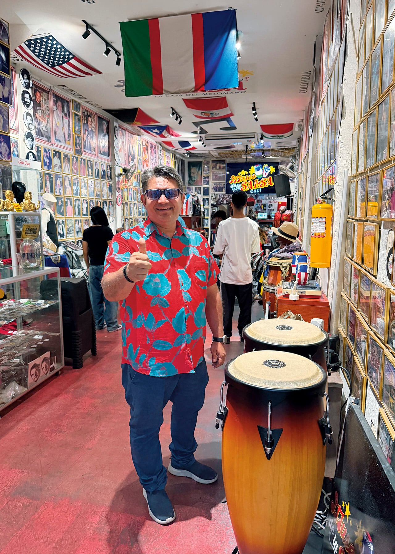 La salsa caleña también despierta interés entre turistas extranjeros que visitan el Barrio Obrero.
