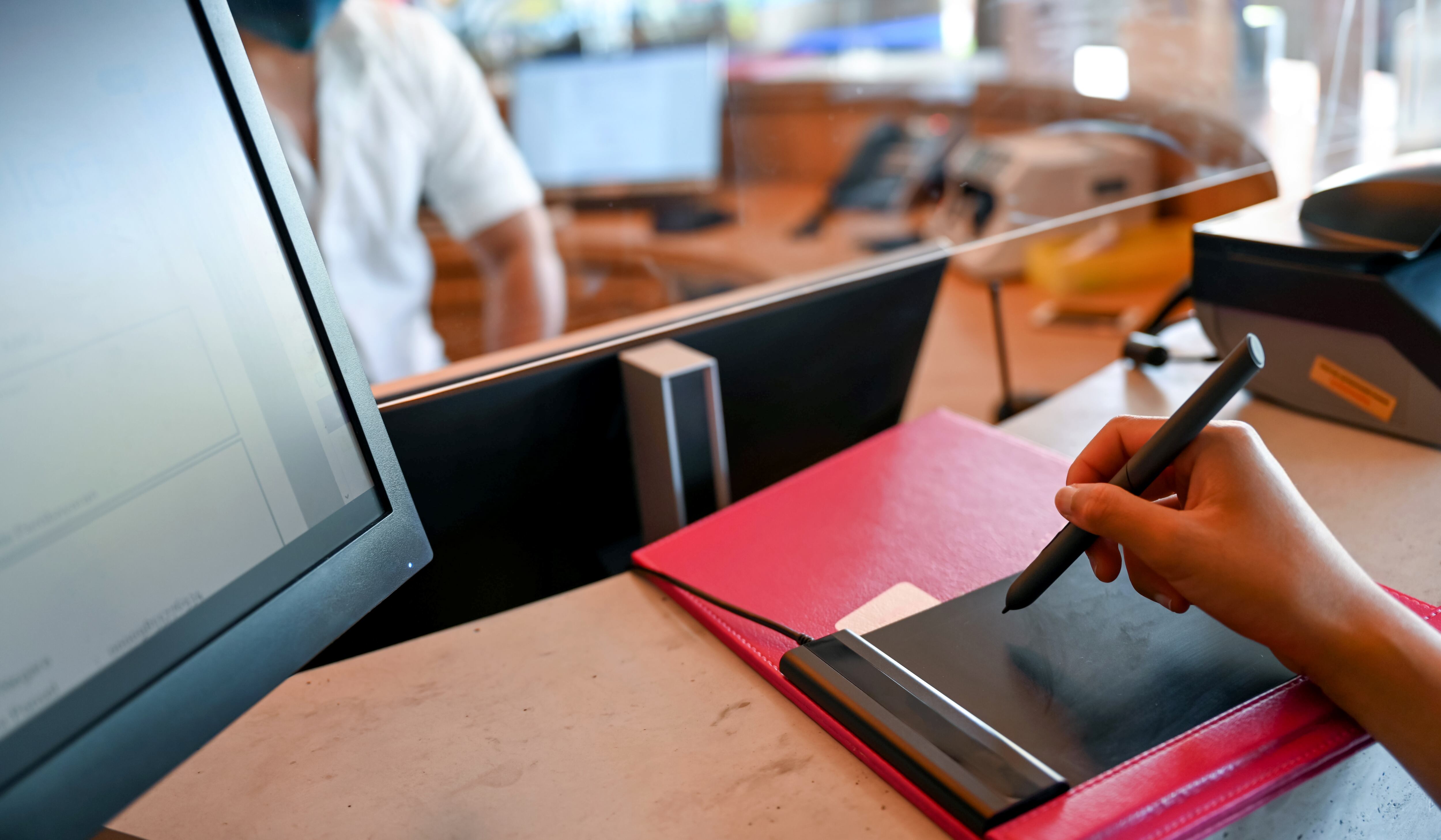 Mujer irreconocible pagando electrónicamente para estadía en hotel