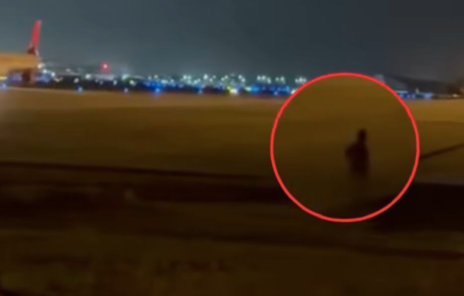 El niño en la pista del aeropuerto Ernesto Cortissoz de Barranquilla.