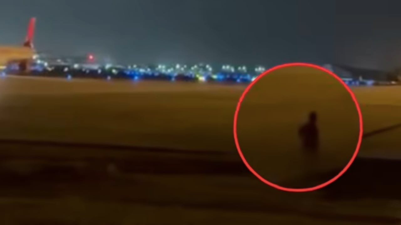 El niño en la pista del aeropuerto Ernesto Cortissoz de Barranquilla.