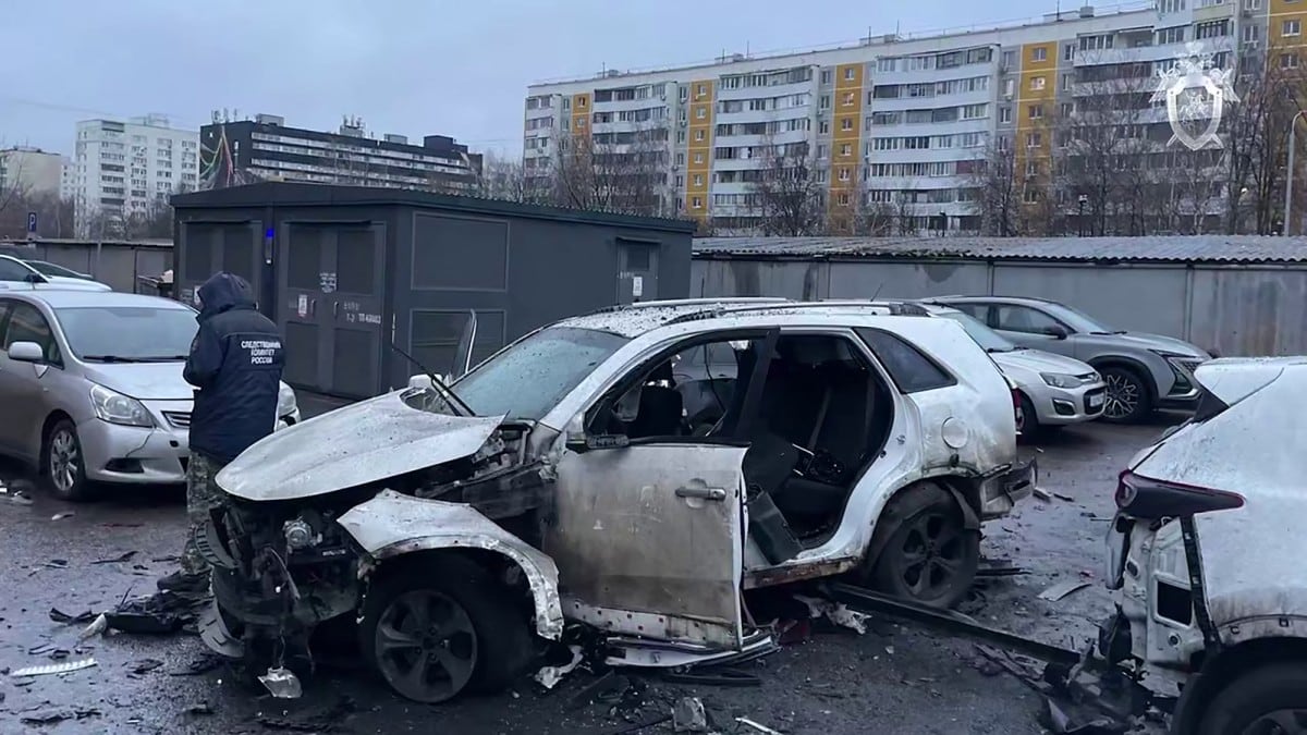 En esta foto, publicada por el Comité de Investigación Ruso el 22 de diciembre de 2025, un investigador trabaja en el lugar donde se explotó un coche bomba en el sur de Moscú. El teniente general Fanil Sarvarov, jefe del departamento de entrenamiento del Estado Mayor, murió en Moscú el 22 de diciembre de 2025 tras la explosión de un artefacto explosivo colocado bajo su coche, según informaron los investigadores en un comunicado