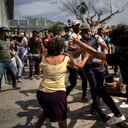 La policía detiene a un manifestante antigubernamental el domingo 11 de julio de 2021 durante una protesta en La Habana, Cuba. (AP Foto/Ramón Espinosa)