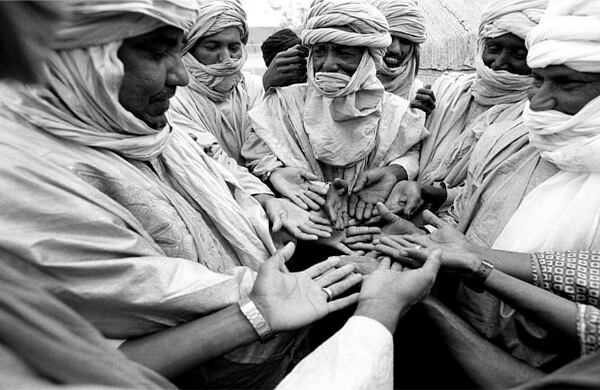 Malí: Habitantes de Tuareg, de diferentes clanes, habían peleando por tierras que sirven para el pasto. Pero comieron juntos, hablaron y encontraron una solución; ahora el acuerdo está sellado.

