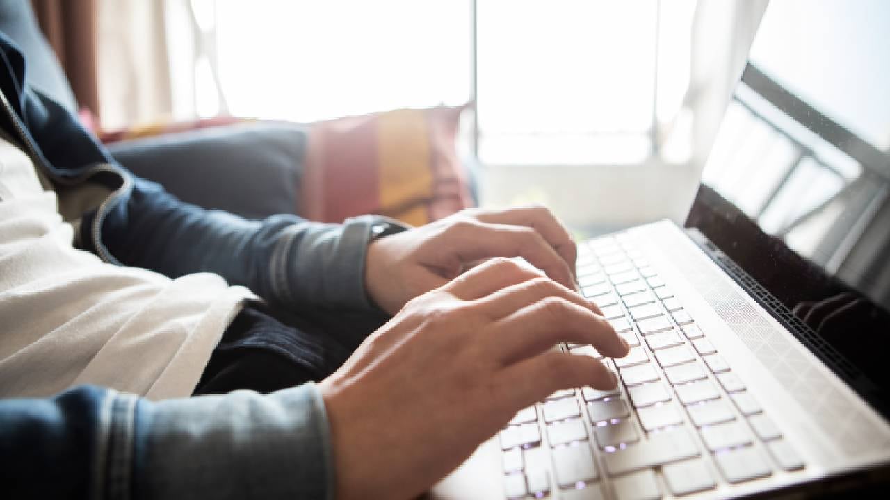 La docente alcanzó a comunicarle a sus estudiantes que tenía dificultades para respirar (imagen de referencia).