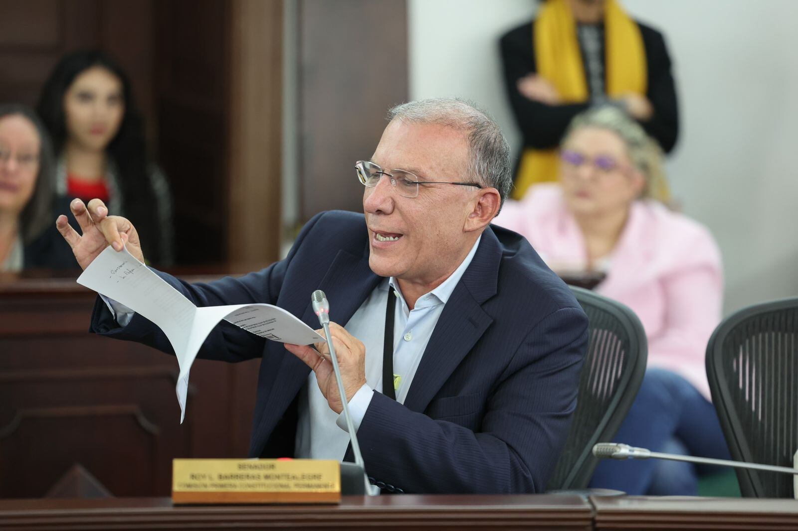 El presidente del Senado, Roy Barreras, rompió el documento de la reforma política y pidió su archivo, porque “ya no tiene absolutamente ningún sentido”. Imagen de marzo de 2023. 