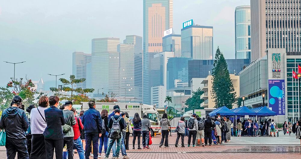 Hong Kong. Filas enormes para someterse a pruebas de covid se vieron en la isla, que tiene tolerancia cero frente al coronavirus. Tomó medidas tan restrictivas como cancelar vuelos de ocho países.