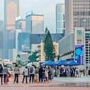 Hong Kong. Filas enormes para someterse a pruebas de covid se vieron en la isla, que tiene tolerancia cero frente al coronavirus. Tomó medidas tan restrictivas como cancelar vuelos de ocho países.