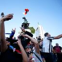 Manifestantes antigubernamentales se reúnen en Plaza Italia. Foto: AP / Luis Hidalgo.
