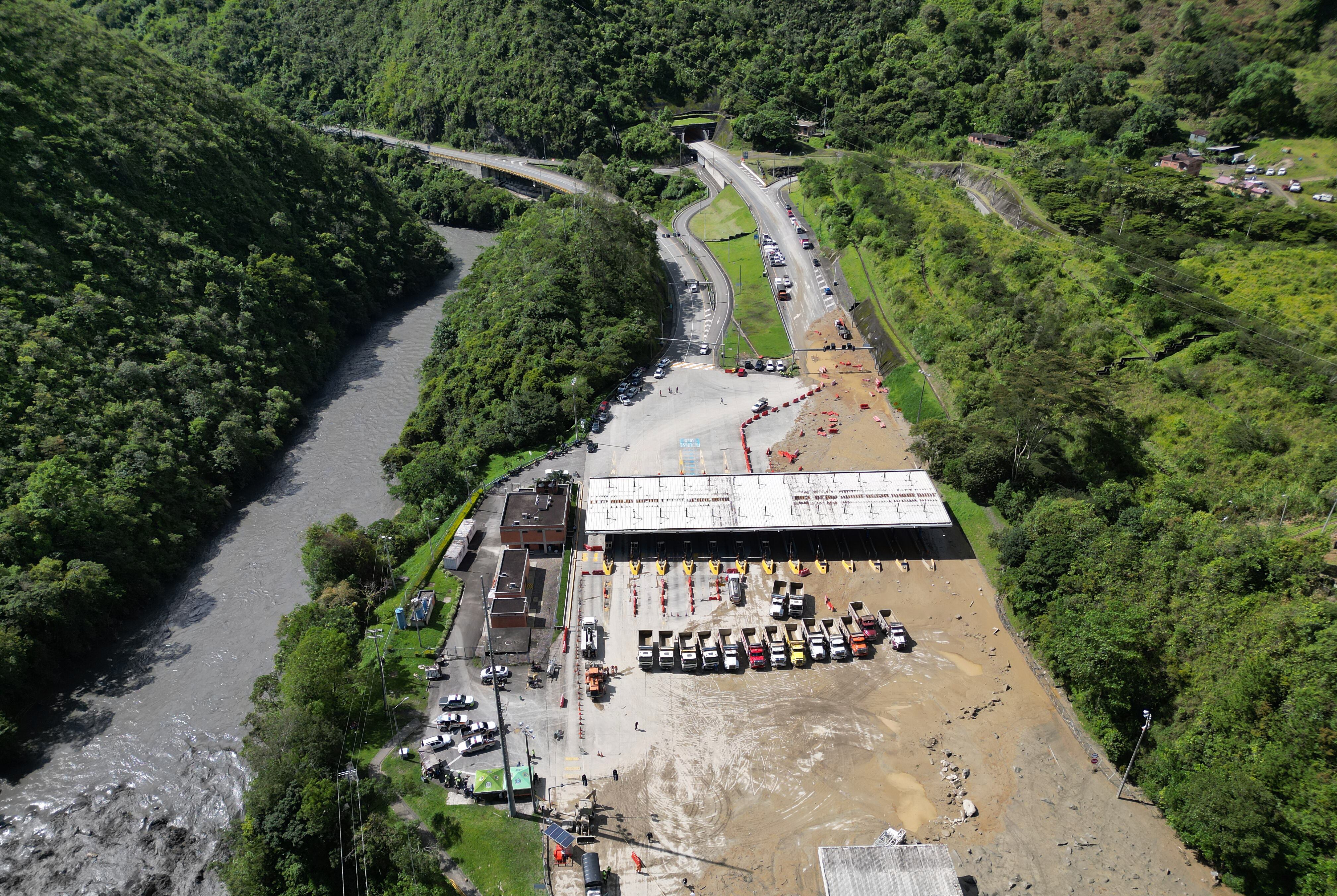 Evacúan a comunidades por aumento en niveles de ríos aledaños al municipio de Quetame el río Negro en el sector de Puente Quetame y el río Contador
 Vía al Llano Cundinamarca
Julio 18 del 2023
Foto Guillermo Torres Reina / Semana