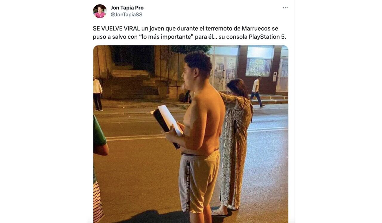 Esta es la foto viral del supuesto ciudadano de Marruecos que salvó el PlayStation 5 en medio del terremoto