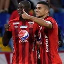 Adrián Ramos y Carlos Sierra posan con la última camiseta de local que hizo Umbro para el América de Cali