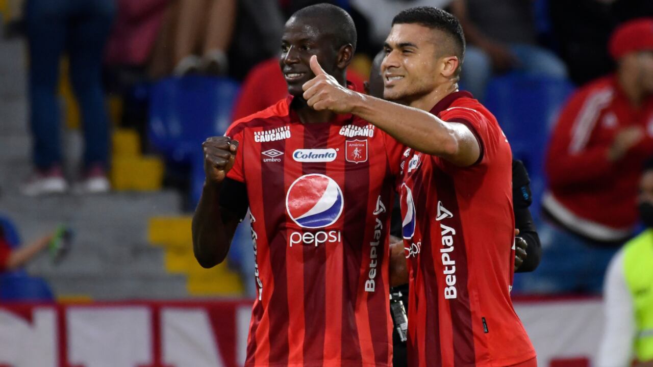 Adrián Ramos y Carlos Sierra posan con la última camiseta de local que hizo Umbro para el América de Cali