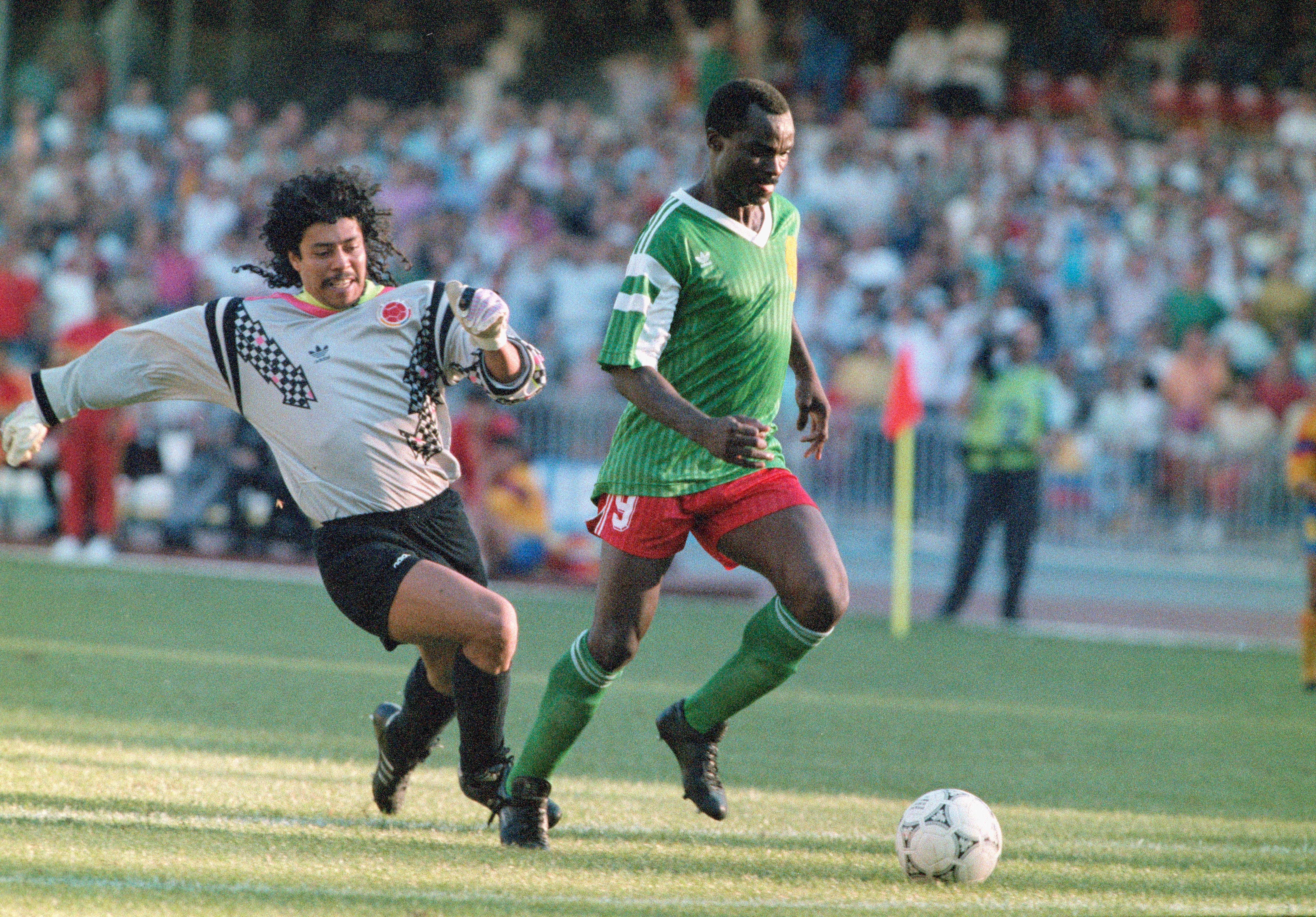 El goleador camerunés de 38 años, Roger Milla (izq., delante), le quita el balón al portero colombiano René Higuita (dcha.) y gana la carrera. Mila marca uno de sus dos goles contra Colombia durante la prórroga. Camerún gana este partido de octavos de final de la Copa Mundial de la FIFA 1990 por 2:1 (0:0 después de los 90 minutos) contra Colombia en el estadio San Paolo de Nápoles, Italia, el 23 de junio de 1990. Camerún es el primer equipo africano que llega a los cuartos de final de un mundial. (Foto de dpa/picture alliance vía Getty Images)
