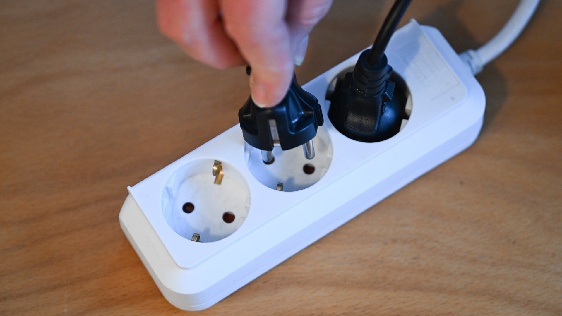 Las regletas eléctricas son dispositivos que permiten mantener varios electrodomésticos conectados simultáneamente.