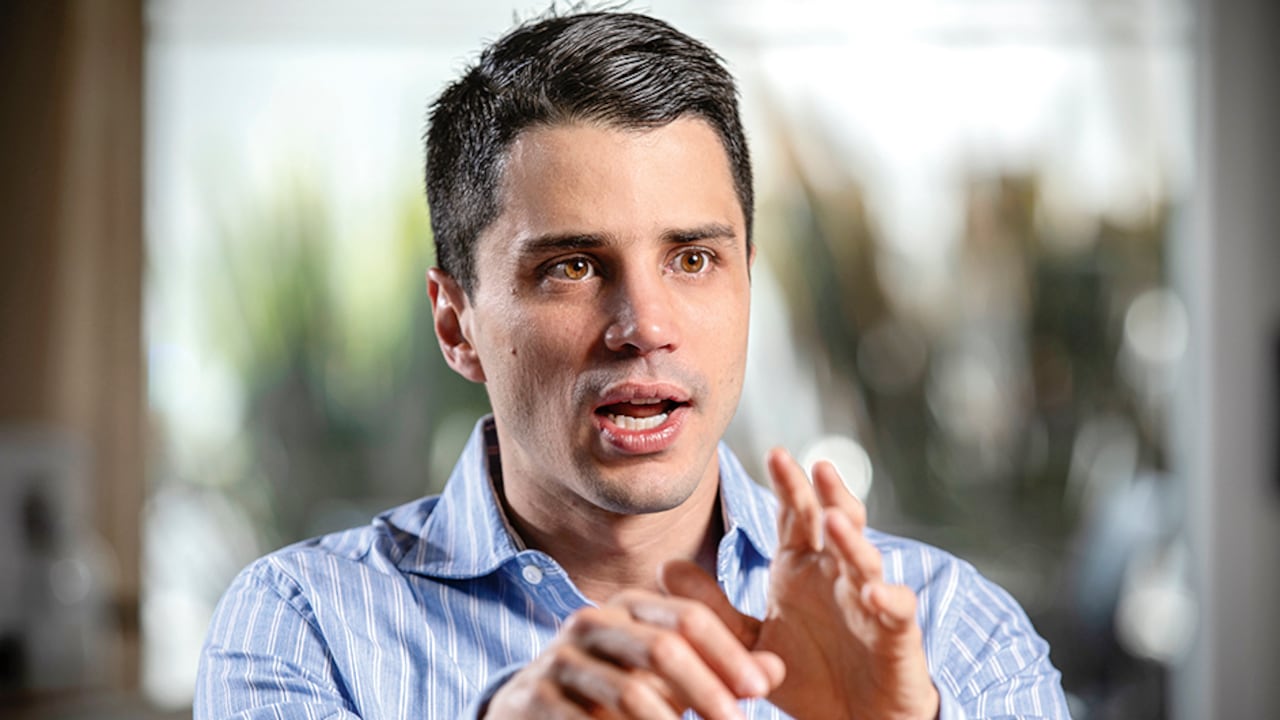 “Fajardo un día es candidato independiente, al otro es de la izquierda, Al otro es el candidato de Santos”.