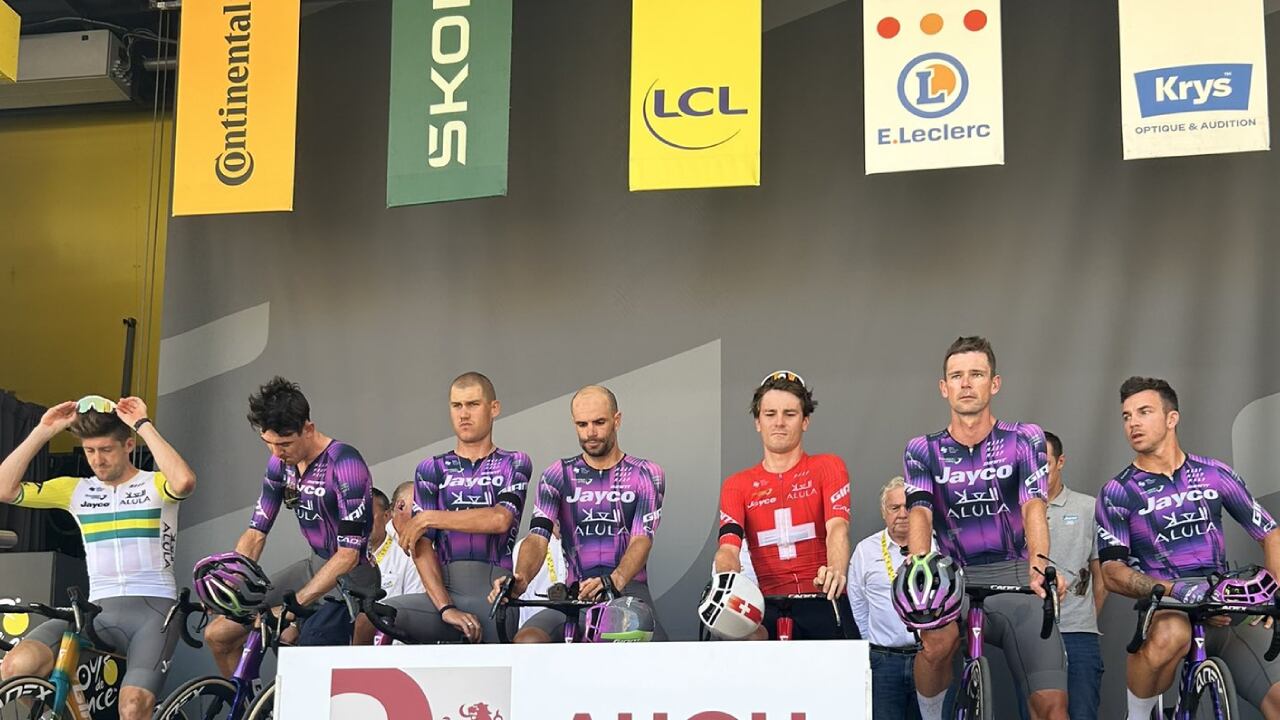 El Team Jayco AlUla hizo un homenaje al joven ciclista que corría para su equipo filial.