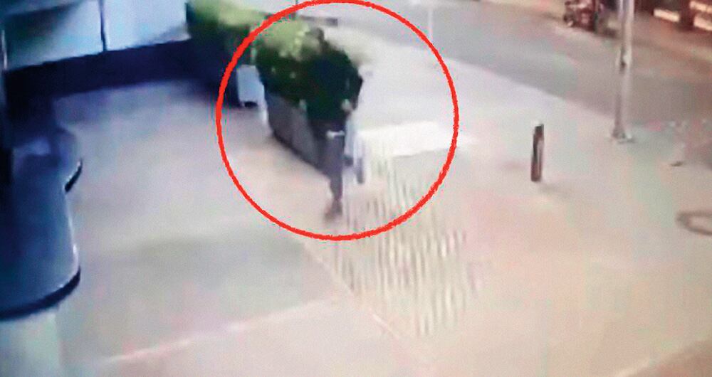 El sicario ingresó al parqueadero y asesinó al empresario. 