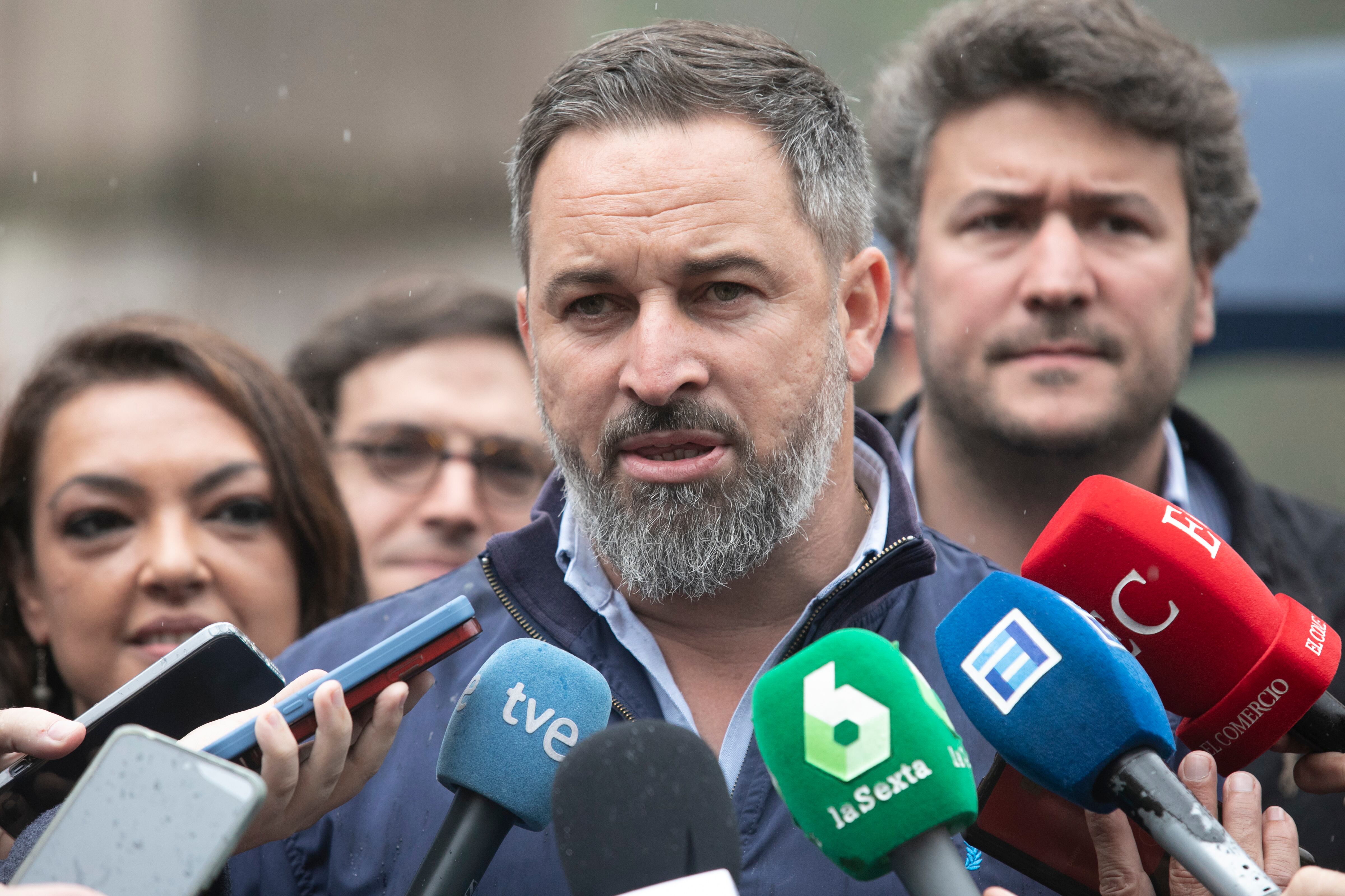 El secretario general de Vox, Santiago Abascal, da declaraciones a los medios de comunicación frente a la estatua de Don Pelayo, en el santuario de Covadonga, el 15 de mayo de 2023 en Covadonga, Cangas de Onís, Asturias, España.