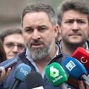El secretario general de Vox, Santiago Abascal, da declaraciones a los medios de comunicación frente a la estatua de Don Pelayo, en el santuario de Covadonga, el 15 de mayo de 2023 en Covadonga, Cangas de Onís, Asturias, España.