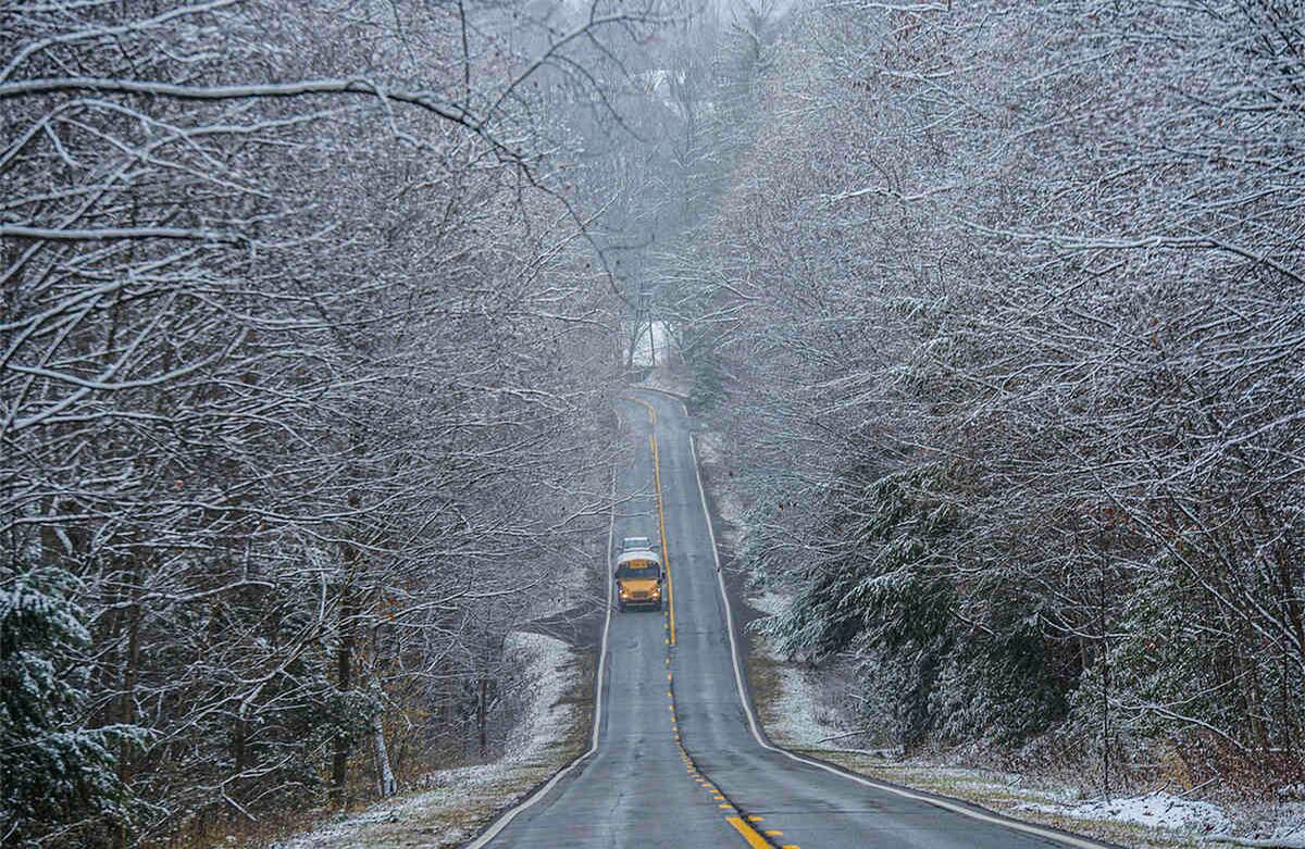Un autobús escolar recorre WV Rt. 16 en Fayetteville, W.Va., a la vez que clima invernal llevó a las escuelas a retrasarse 2 horas en el condado de Fayette, el martes 3 de diciembre de 2019. (Foto: Brian Ferguson / Charleston Gazette-Mail: vía AP)