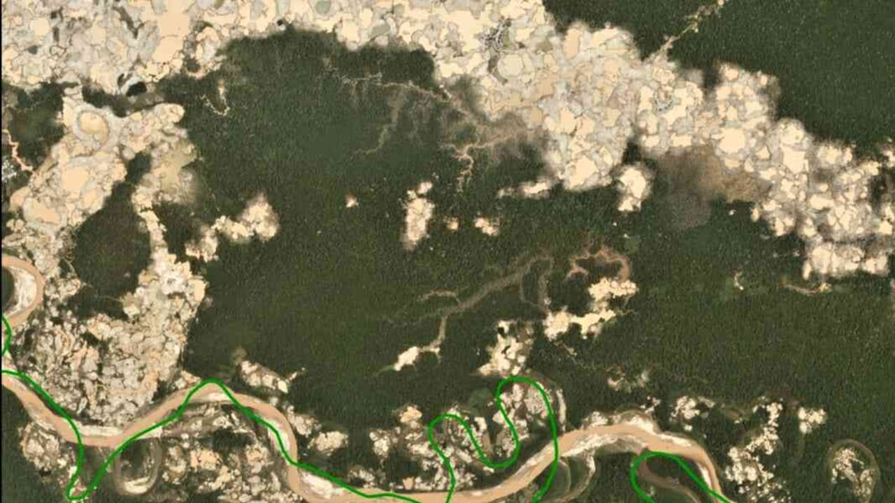 En el sector conocido como La Pampa la pérdida de bosque por extracción de oro alcanzó 1.685 hectáreas entre enero del 2017 y octubre del 2018. Foto: MAAP / Conservación Amazónica (ACCA) – Amazon Conservation (ACA).